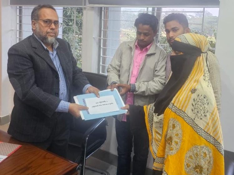 পটুয়াখালী-১ আসন: শহিদুল ইসলাম ফাহিমের পক্ষে মনোনয়নপত্র সংগ্রহ করলেন শহীদ পরিবার