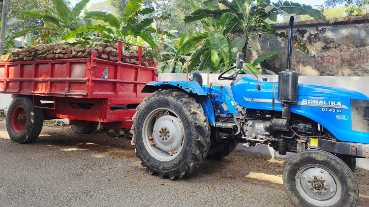 আমতলীতে সরকারী পরিত্যক্ত ভবন ভেঙ্গে ইট চুরির সময় ট্রলিসহ ৪ জন আটক