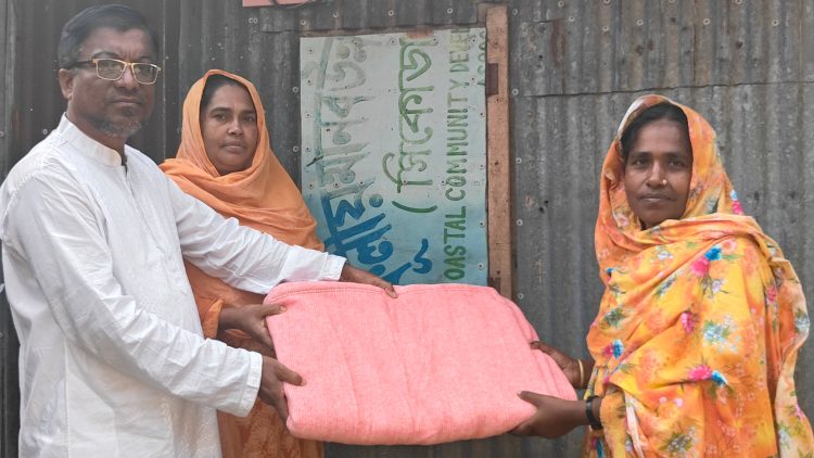 কুয়াকাটায় সিকোডা’র উদ্যোগে শীতার্তদের মাঝে কম্বল বিতরণ