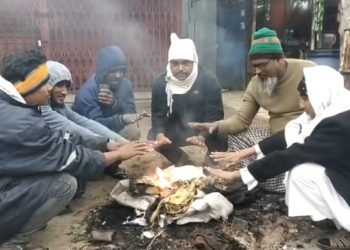 তীব্র শীতে কাঁপছে উপকূলের মানুষ