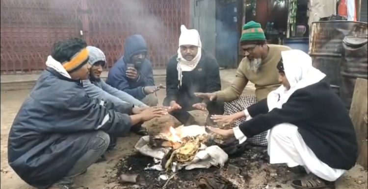 তীব্র শীতে কাঁপছে উপকূলের মানুষ