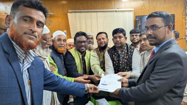 পটুয়াখালী–৩ আসনে নুরুল হক নুরের পক্ষে গণঅধিকার পরিষদের মনোনয়নপত্র সংগ্রহ