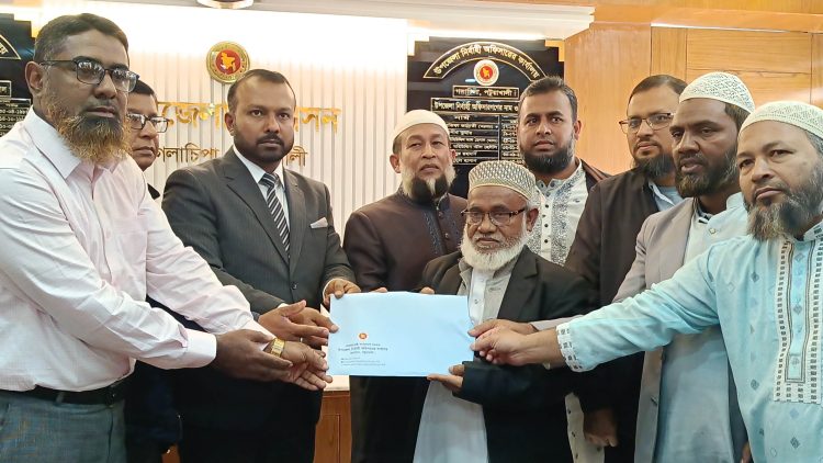 পটুয়াখালী–৩ আসনে জামায়াত মনোনীত প্রার্থী অধ্যাপক মু. শাহ আলমের মনোনয়নপত্র সংগ্রহ