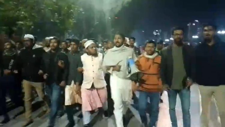 ওসমান হাদীর ওপর হামলার প্রতিবাদে পটুয়াখালীতে বিক্ষোভ মিছিল