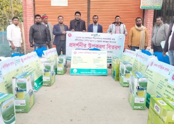 চরফ্যাশনে টিস্যু কালচার প্রকল্পের তরমুজ প্রদর্শনীর উপকরণ বিতরণ