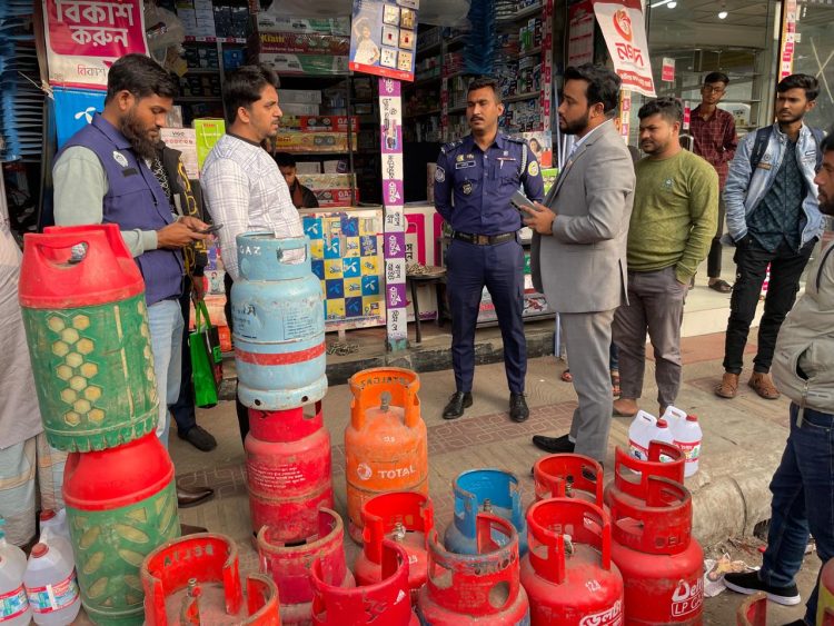 চরফ্যাশনে অতিরিক্ত দামে এলপিজি গ্যাস বিক্রি, ‎ডিলার ও খুচরা ব্যবসায়ীদের জরিমানা