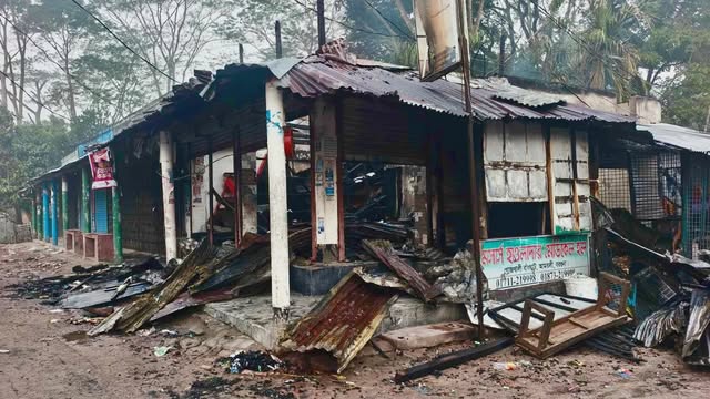 আমতলীতে গভীর রাতে হঠাৎ আগুনে পাঁচটি দোকান পুড়ে ছাই