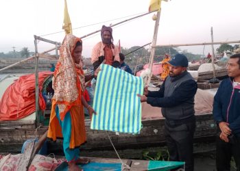 গলাচিপায় মান্তা সম্প্রদায়ের নারী-শিশুদের জন্য ইউএনও’র উষ্ণ সহায়তা
