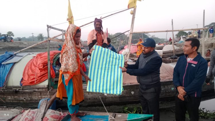 গলাচিপায় মান্তা সম্প্রদায়ের নারী-শিশুদের জন্য ইউএনও’র উষ্ণ সহায়তা