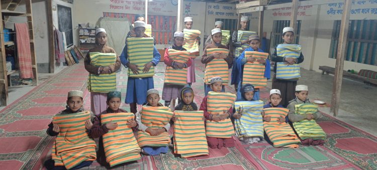 দুমকিতে গভীর রাতে হাফিজি মাদ্রাসায় ইউএনও’র কম্বল বিতরণ