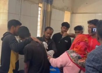 বাউফলে ক্রিকেট খেলার বল বাসার চালে পড়ায় গরম ভাতের মার নিক্ষেপ
