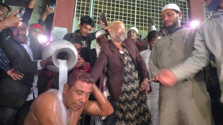 বাউফলে দুধ দিয়ে গোসল করে দল ছাড়লেন মৎস্যজীবী দলের ভারপ্রাপ্ত সভাপতি