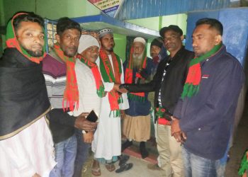 মির্জাগঞ্জে যুবদল নেতার উদ্যোগে ইমাম ও মুয়াজ্জিনদের মধ্যে শীতের মাফলার পার বিতরণ