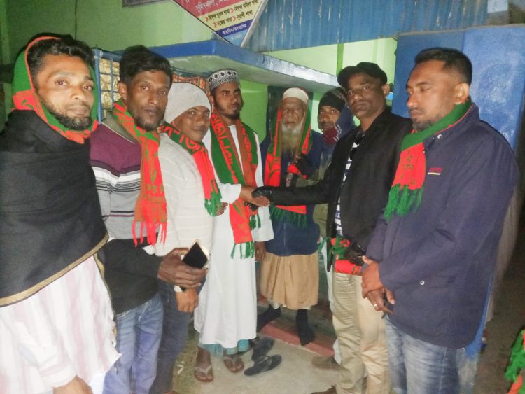 মির্জাগঞ্জে যুবদল নেতার উদ্যোগে ইমাম ও মুয়াজ্জিনদের মধ্যে শীতের মাফলার পার বিতরণ