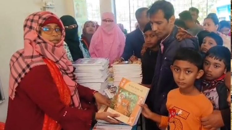 কলাপাড়ায় প্রাথমিক ও মাধ্যমিকের ৪১ হাজার ২শ’ ৮৯ শিক্ষার্থী পেলো নতুন বই