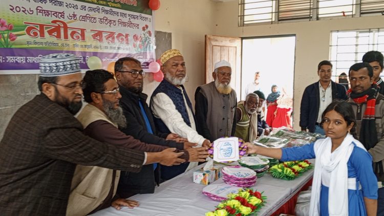 মির্জাগঞ্জের চরখালী সমবায় মাধ্যমিক বিদ্যালয়ের শিক্ষার্থীদের নবীনবরণ ও স্কুলব্যাগ বিতরণ