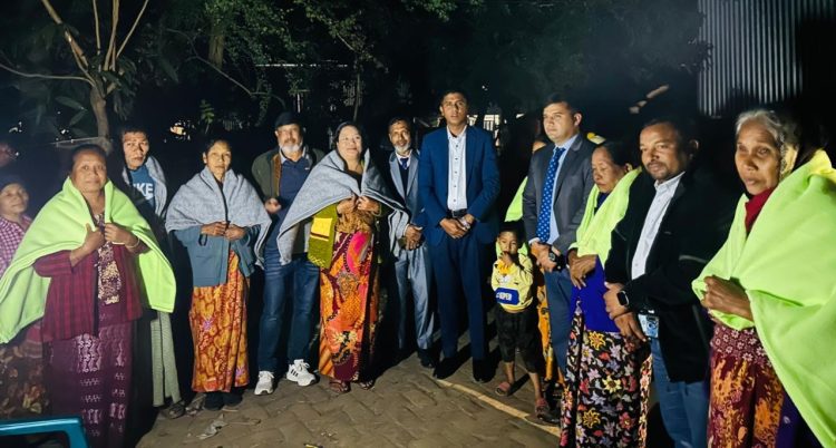 কলাপাড়ায় ইউএনও’র কাছ থেকে কম্বল পেয়ে খুশি আদিবাসী রাখাইন সম্প্রদায়ের নারী-পুরুষ সদস্যরা