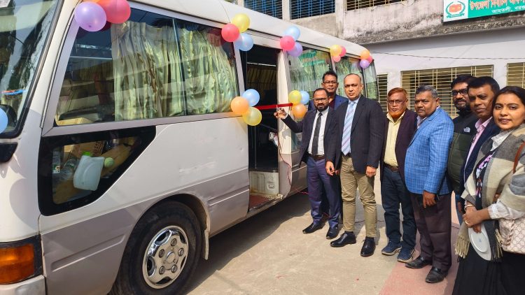 আমতলীতে কম্পিউটার গাড়ি’তে প্রযুক্তি প্রশিক্ষণ