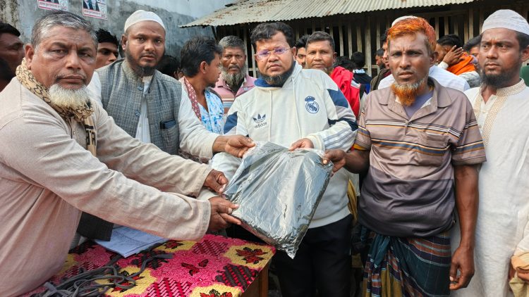 ‎অসহায় মানুষের পাশে সমাজসেবক নুরনবী মাতব্বর, চরফ্যাশনে শীতবস্ত্র বিতরণ
