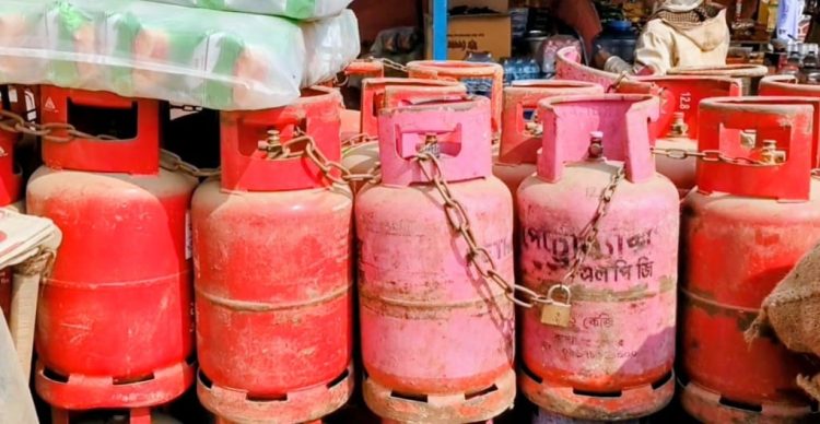 কলাপাড়ায় এলপিজি গ্যাসের তীব্র সংকট, অস্বস্তিতে সাধারণ গ্রাহকরা
