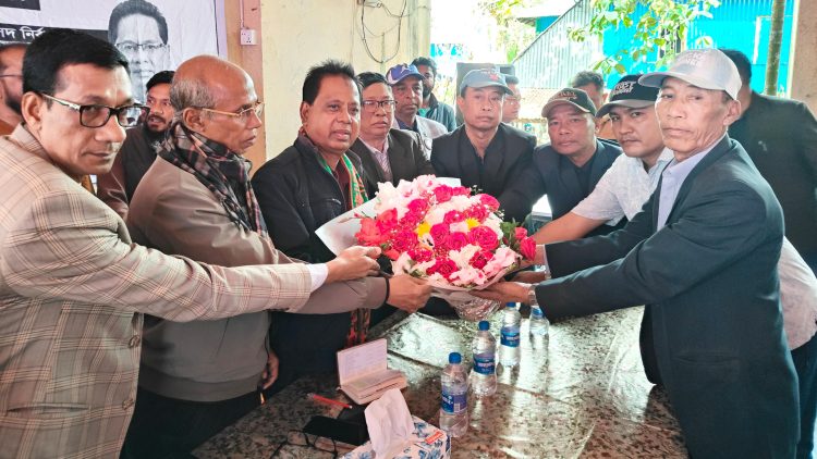 কুয়াকাটায় আদিবাসী রাখাইন সম্প্রদায়ের সঙ্গে এবিএম মোশাররফ হোসেনের মতবিনিময়