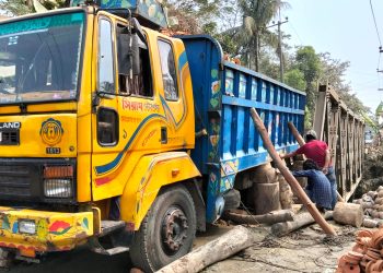 পটুয়াখালী-মির্জাগঞ্জ-বেতাগী সড়কে ব্রীজের পাটাতন ভেঙ্গে যান চলাচল বন্ধ