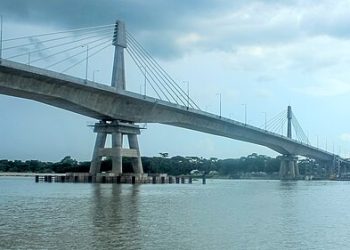 অভিমানে পায়রা সেতু থেকে নদীতে ঝাঁপ কলেজছাত্রীর, অলৌকিক উদ্ধার