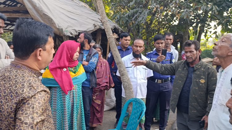 দুমকিতে সংখ্যালঘু পল্লীতে দুর্বৃত্তদের তাণ্ডব মুড়ি ভাজার চুলা ও খড়ের গাদায় আগুন