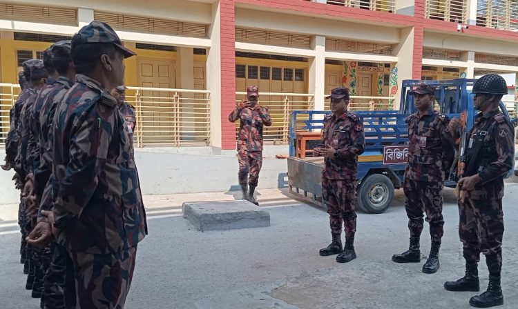 বিজিবি খুলনা অধিনায়কের বেতাগী বেস ক্যাম্প পরিদর্শন