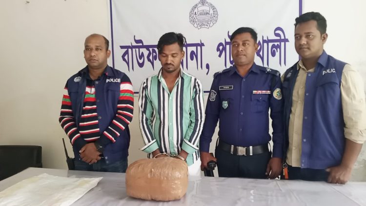 বাউফলে তিনকেজি গাঁজাসহ মাদক ব্যবসায়ী গ্রেফতার