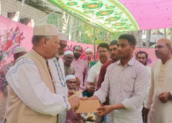 মির্জাগঞ্জে অগ্নিকান্ডে ক্ষতিগ্রস্ত পরিবারের পাশে সংসদ সদস্য আলতাফ হোসেন চৌধুরী