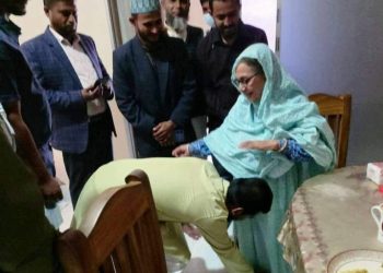 প্রতিদ্বন্দ্বী হাসান মামুনের মায়ের কাছে দোয়া চাইলেন নুর