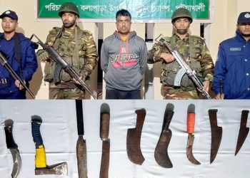 কলাপাড়ায় যৌথ অভিযানে দেশীয় অস্ত্রসহ এক সন্ত্রাসী আটক