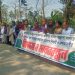 পটুয়াখালীর লোহালিয়া ব্রীজের ঢালে ময়লা ফালোনোর প্রতিবাদে শিক্ষার্থীসহ এলাকাবাসীর মানববন্ধন