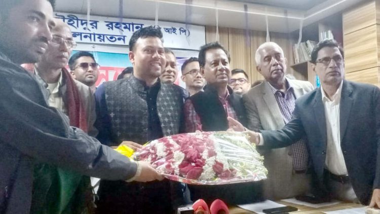 পটুয়াখালী-৪ আসনে বিএনপির প্রার্থীকে সমর্থন, নির্বাচন থেকে সরে দাঁড়ালেন গণঅধিকার পরিষদের প্রার্থী