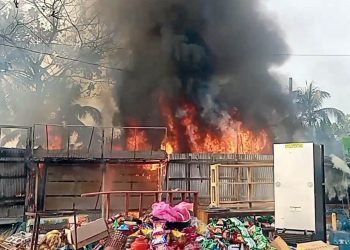 কুয়াকাটায় অগ্নিকান্ডে পুড়ে গেছে সাত দোকান
