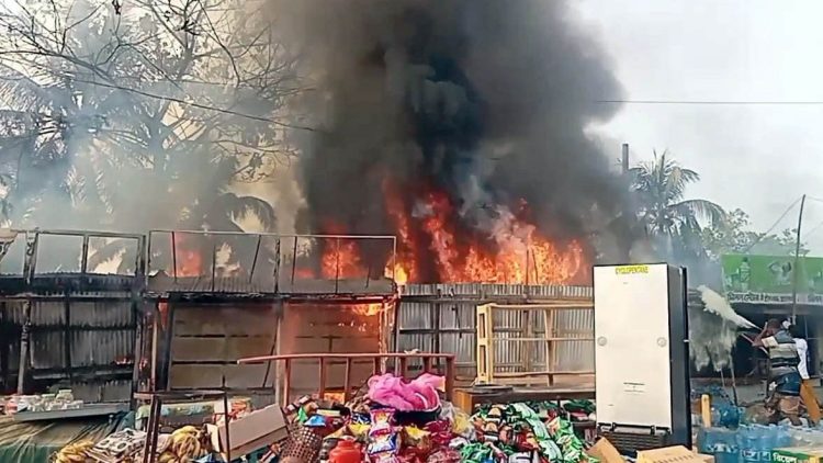 কুয়াকাটায় অগ্নিকান্ডে পুড়ে গেছে সাত দোকান