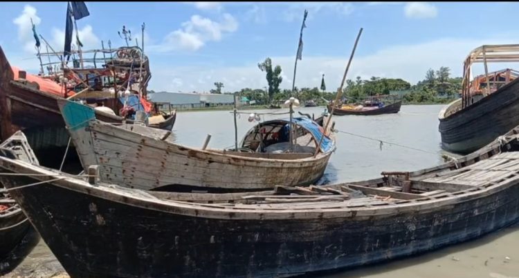 পায়রা বন্দরে জেলেদের কাছ থেকে চাঁদা আদায়ের অভিযোগে নৌ-পুলিশের বিরুদ্ধে