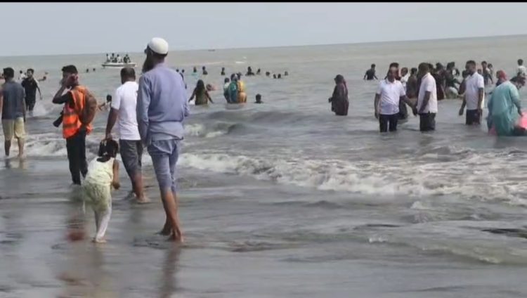 ঈদের চতুর্থ দিনেও কুয়াকাটায় পর্যটকের ঢল, প্রাণচাঞ্চল্যে মুখর সৈকত