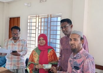 দুমকিতে সংসদ সদস্য আলতাফ হোসেন চৌধুরীর পক্ষ থেকে ঈদ উপহার বিতরণ