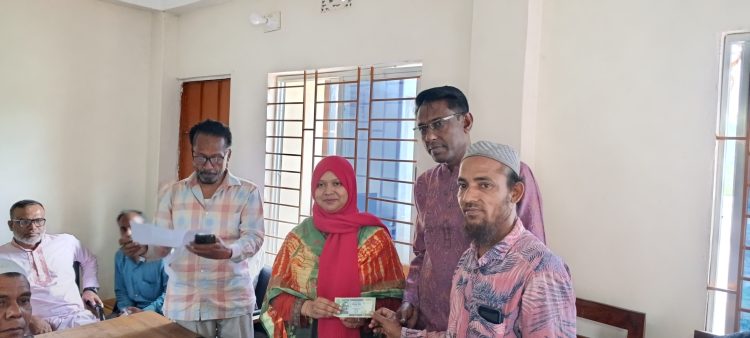 দুমকিতে সংসদ সদস্য আলতাফ হোসেন চৌধুরীর পক্ষ থেকে ঈদ উপহার বিতরণ