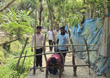 দুমকিতে রাস্তায় বেড়া দিয়ে ১০ পরিবারের চলাচল বন্ধের অভিযোগ