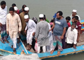 কাউখালীতে কালিগঙ্গা নদীর তীরে যাত্রীদের উঠানামার সাঁকো নির্মাণ, দুর্ভোগ থেকে রেহাই পেল এলাকাবাসী