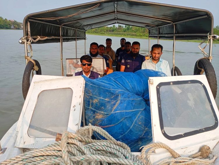 কাউখালীতে অবৈধ নেট জাল জব্দ করেছে প্রশাসন