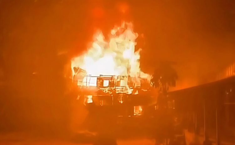 বাউফলে আগুনে পুড়ে ছাই তিন পরিবারের বসতঘর