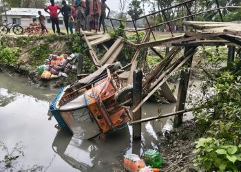 মির্জাগঞ্জে লোহারপুল ভেঙে মালবাহী অটোগাড়ি খালে, আহত ১