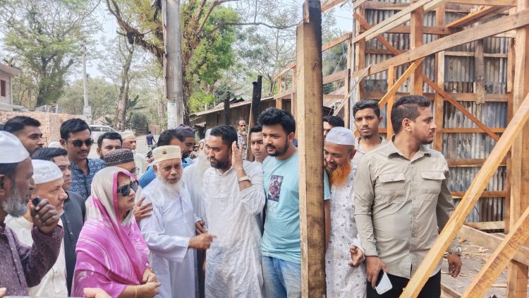 নলছিটিতে আগুনে পুড়ে যাওয়া ব্যবসায়ীদের পাশে এমপি ইলেন ভুট্টো