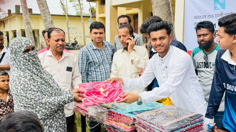 পটুয়াখালীতে ২০০ পরিবারের মাঝে ঈদ উপহার বিতরণ করল কলেজছাত্র শুভ ঢালী