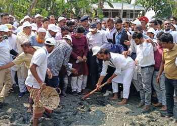গলাচিপায় খাল পুনঃখনন কর্মসূচির উদ্বোধন, নিজ হাতে খনন শুরু করলেন প্রতিমন্ত্রী নুর