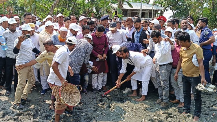 গলাচিপায় খাল পুনঃখনন কর্মসূচির উদ্বোধন, নিজ হাতে খনন শুরু করলেন প্রতিমন্ত্রী নুর